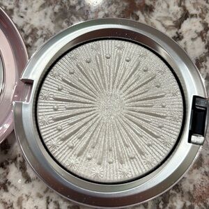 Mac cosmetics let it snow extra dimension skin finish highlighter